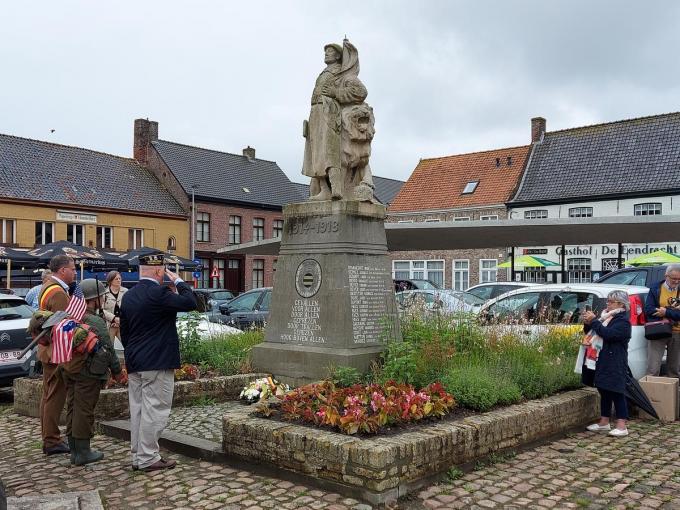 In Watou zijn gisteren mensen samengekomen om de eerste Amerikaanse soldaten in België te herdenken.© LB