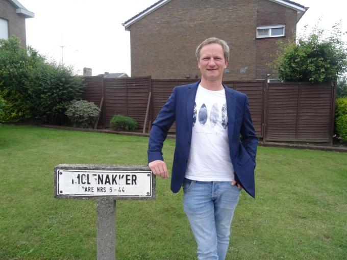 Renzo Callant aan het onleesbare straatnaambord in de wijk Molenakker. “Een inventarisatie en aanpassing van de straatnaamborden is absoluut noodzakelijk.” (foto TV)