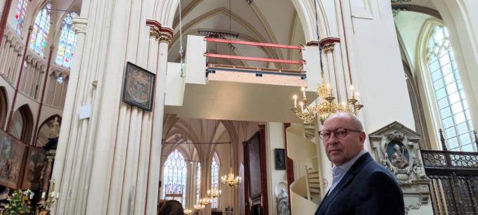 Jan van Meirhaeghe bij het orgel van de kathedraal. (foto gf)