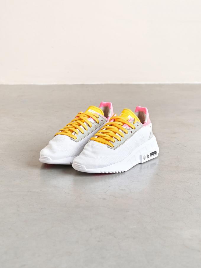 Sportieve sneakers met geel en roze