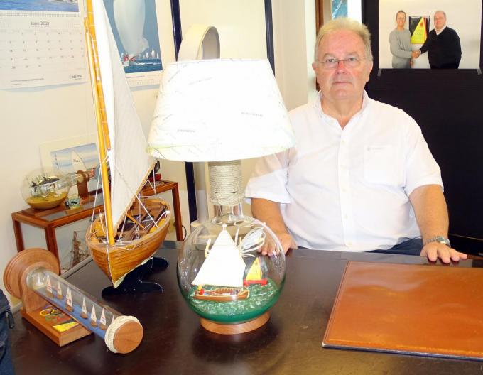 Philippe Royaux in zijn bureau met een maquette van een 12Voetsjol en de trofee voor de winnaar van de 12-Voetsjollen Centennial 1920-2020/21.