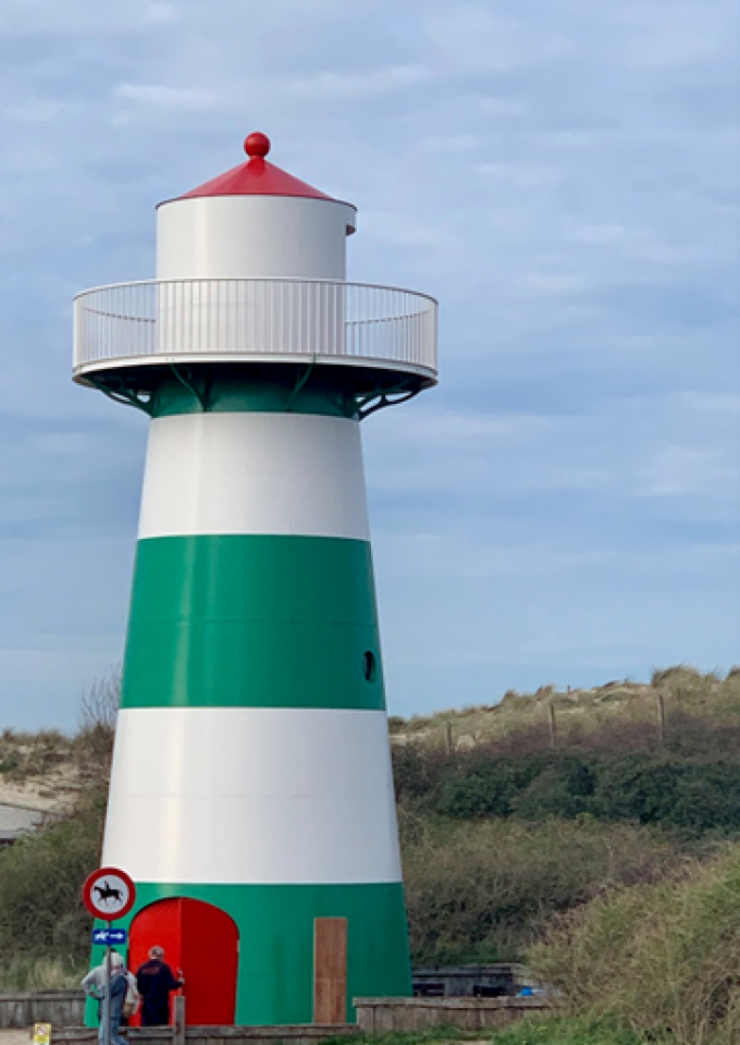 De vuurtoren op de Vosseslag, een kunstwerk van Guillaume Bijl. (foto gemeente De Haan)