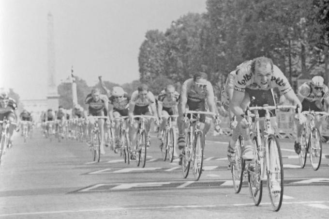 Johan Museeuw wint de slotsprint in 1990 op de Champs-Elysées in Parijs. Pol Verschuere (1980) en Freddy Maertens (1981), foto’s rechts, deden het hem eerder voor.