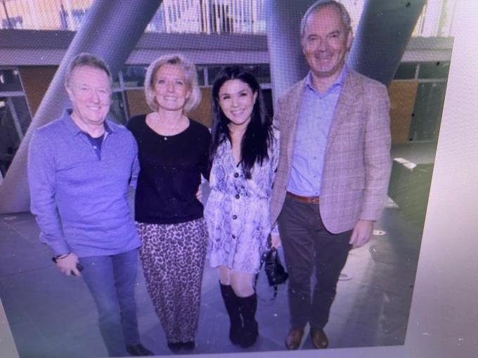 Een foto van twee jaar geleden in Koksijde, met v.l.n.r. John Miles, Bernadette Camerlynck, dirigente Alexandra Arrieche en Jan Vereecke.