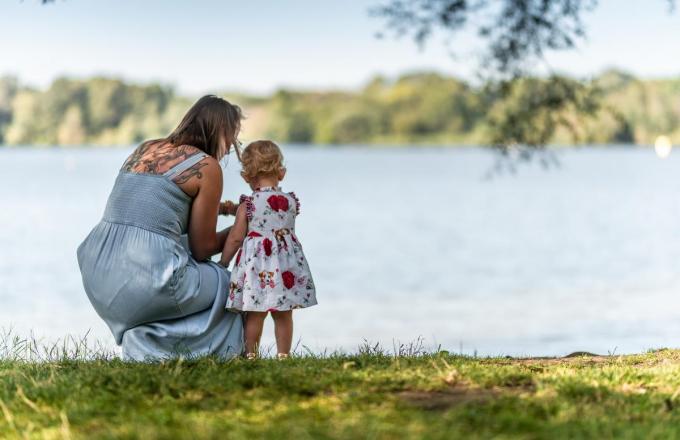 Een mama en haar kind bewonderen het Gavermeer.