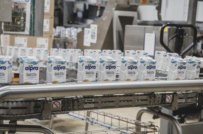 Alpro maakt onder meer soja- en amandeldranken: allemaal plantaardige alternatieven voor melk- en roomproducten.
