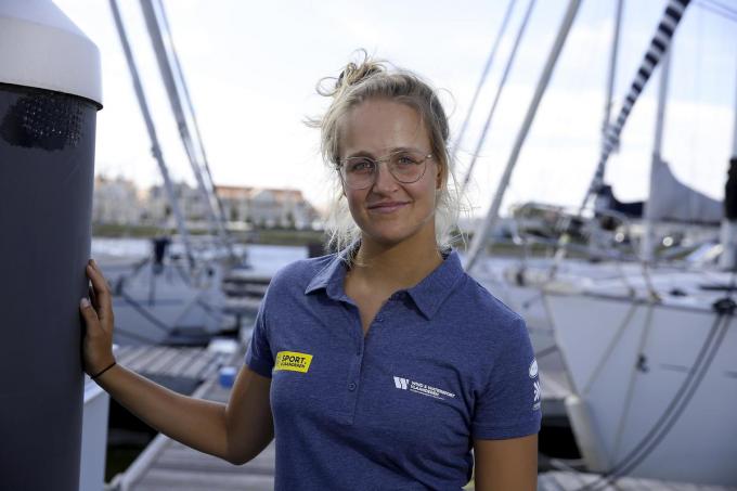 Emma Plasschaert slaagde erin de schade te beperken tijdens de tweede regatta na een aanvaring met een concurrente. Ze staat voorlopig tiende in de Laser Radial-klasse.