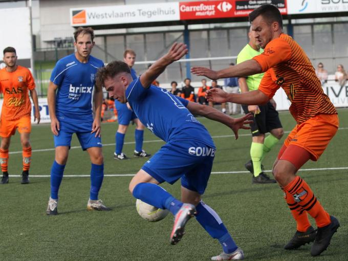 Mathieu Vlieghe van Boezinge geeft hier Rumbekenaar Colin Dumoulin een zetje.