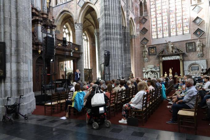 Miniconcert in de Sint-Walburgakerk.