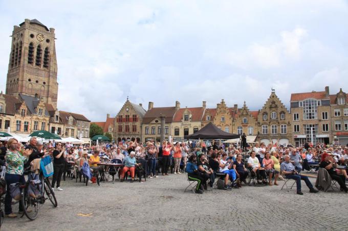 Alle terrassen op de Grote Markt waren ingenomen.