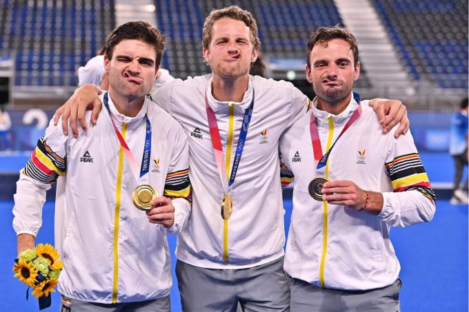 Arthur de Sloover, Nicolas De Kerpel en Sebastien Dockier vieren hun gouden medaille met wat gekke bekken trekken.