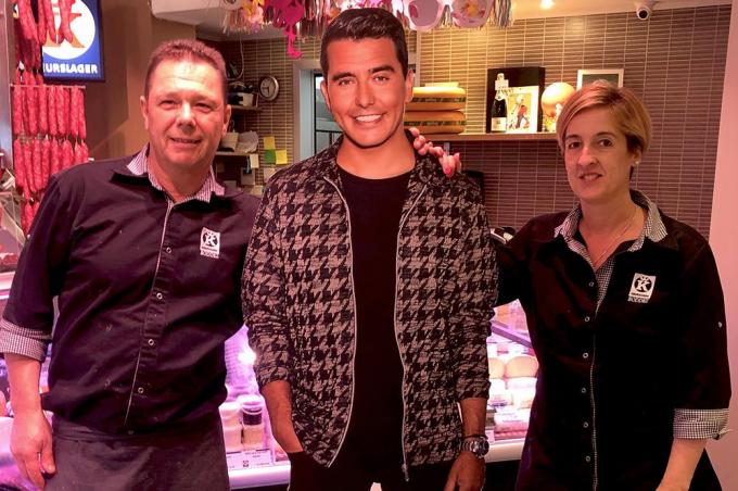 De heer Boddez en zijn vriendin bij... Jan Smit.