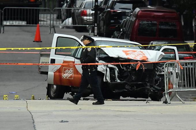 De gehuurde wagen van de terrorist raakte compleet vernield. (foto AFP)