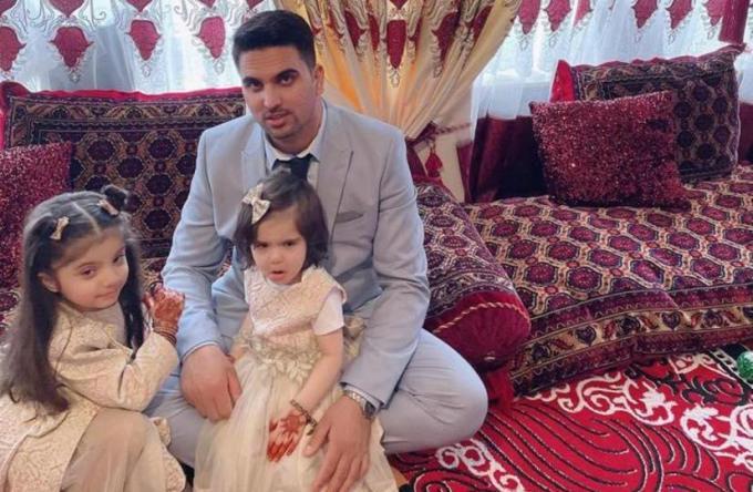 Hejrat samen met zijn dochters Sana en Zala in hun huis in Kortrijk.