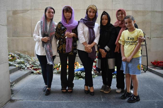 Dinsdag kwam een eerste groep van vijf Afghaanse dames en een dochtertje aan in Ieper.