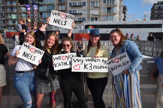 Phaedra (Bassevelde), Michelle (Yerseke/Nederland), Emily (Oostende), Marissa (Steenbergen/Nederalnd) en Suzanne (Hoogstraten) hadden heel wat pancartes mee.