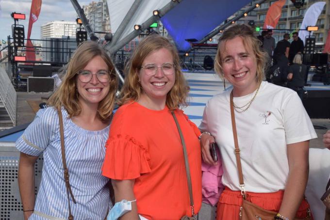 Stefanie Fleurbaey (rechts) was die dag net 21 jaar. Ze poseert bij haar zussen Lieselot (links) en Annelore.