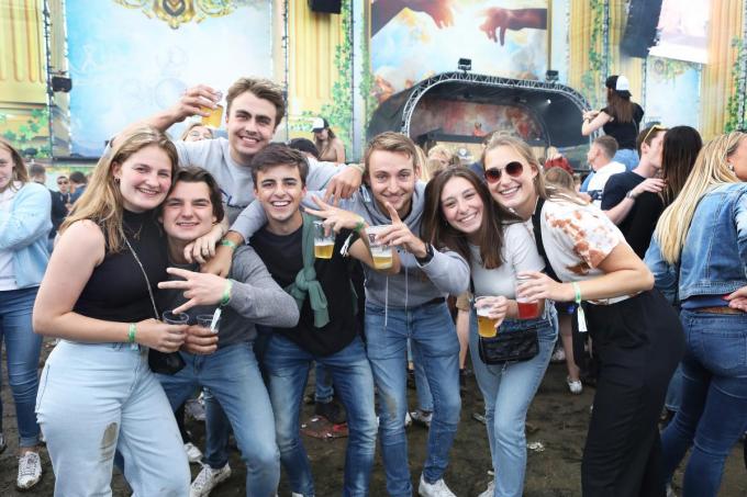 Veel jong volk uit de eigen regio op het festival. Aan sfeer geen gebrek.