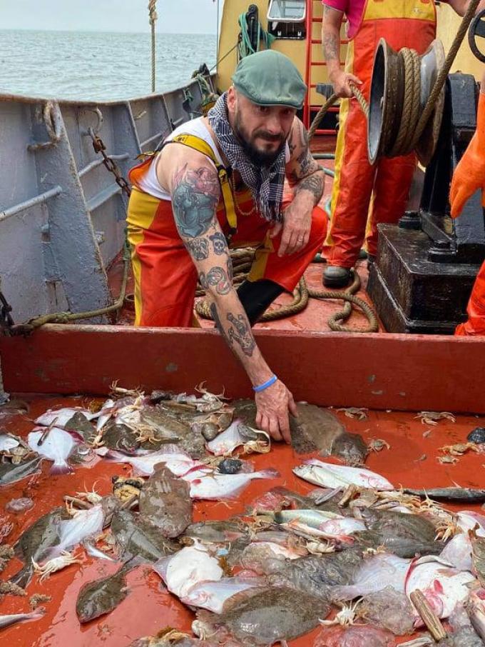 Chef Nick wallaeys aan het werk aan boord van een vissersschip. (foto JRO)