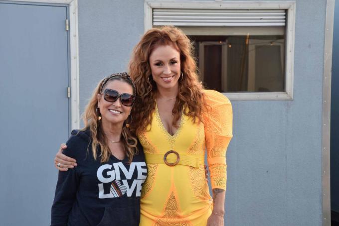 Voor het optreden was er backstage een kort persmoment.