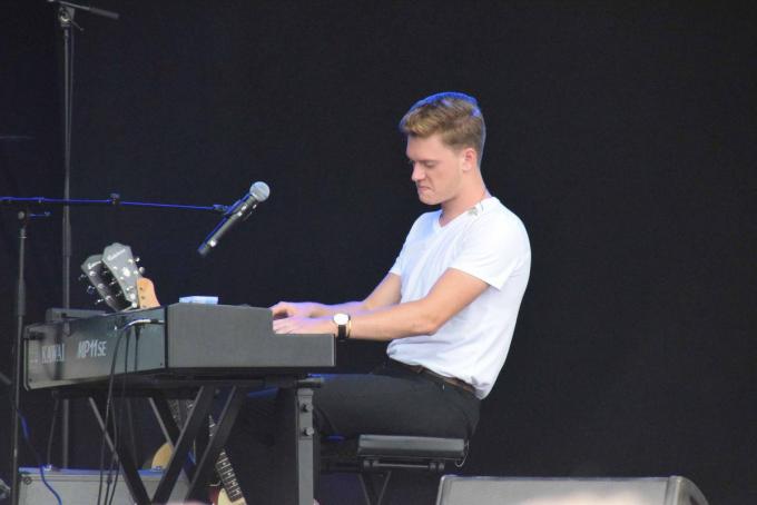 Jérémie speelt ook op diverse instrumenten.