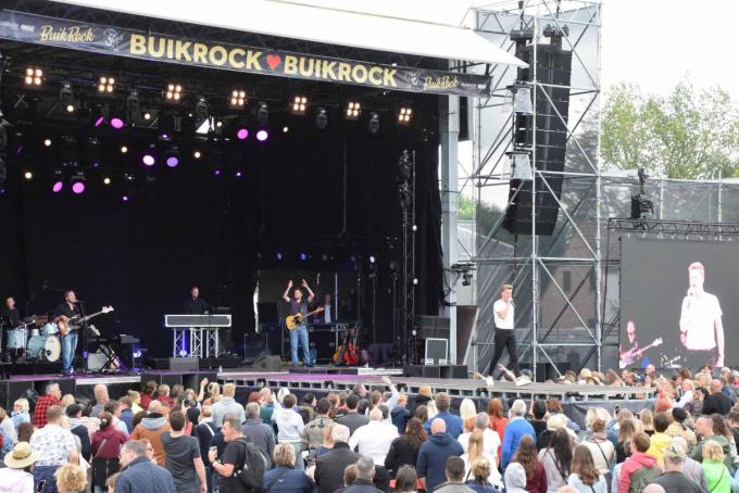 ‘t Was pas 14 uur op zondag toen Jérémie optrad, maar ook toen was de festivalweide al goed gevuld.