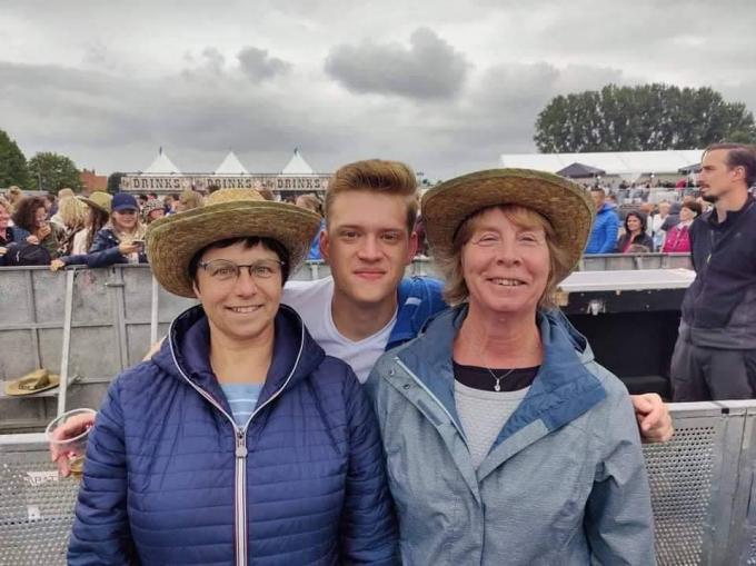 Jérémie tussen twee vrouwelijke supporters: Martine Vansteenkiste (links) en Katrien Callens.