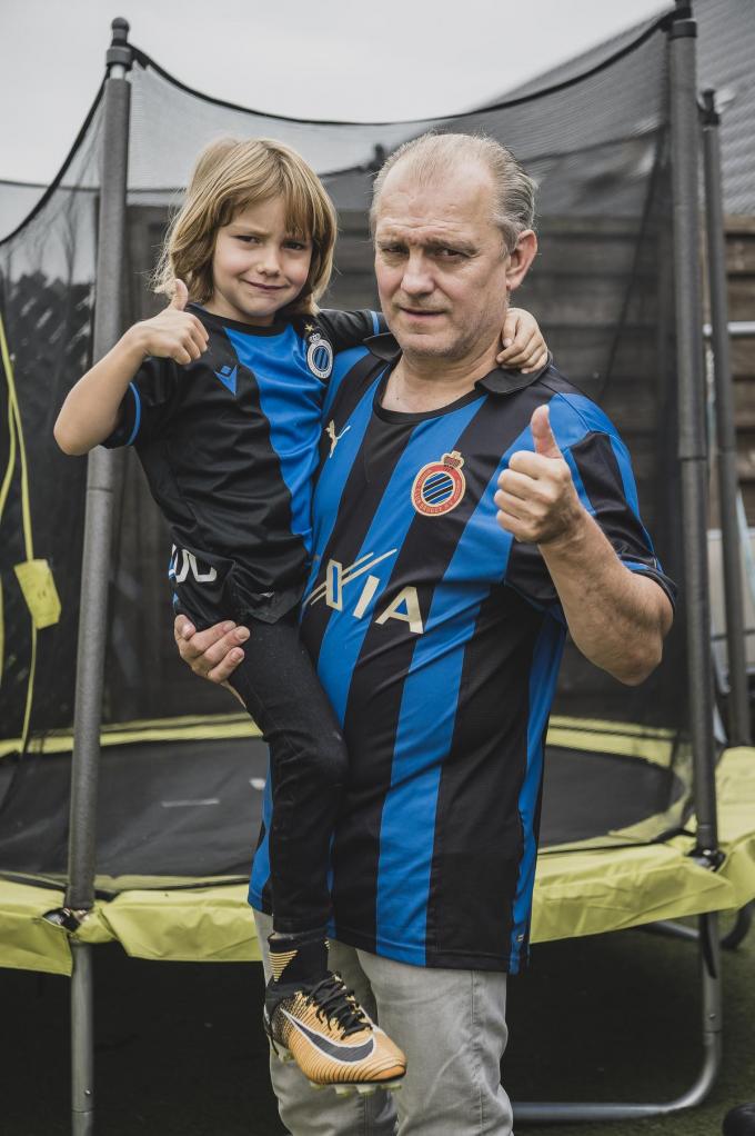 Een fiere papa Christian met de kleine Izquierdo op de arm in Harelbeke.