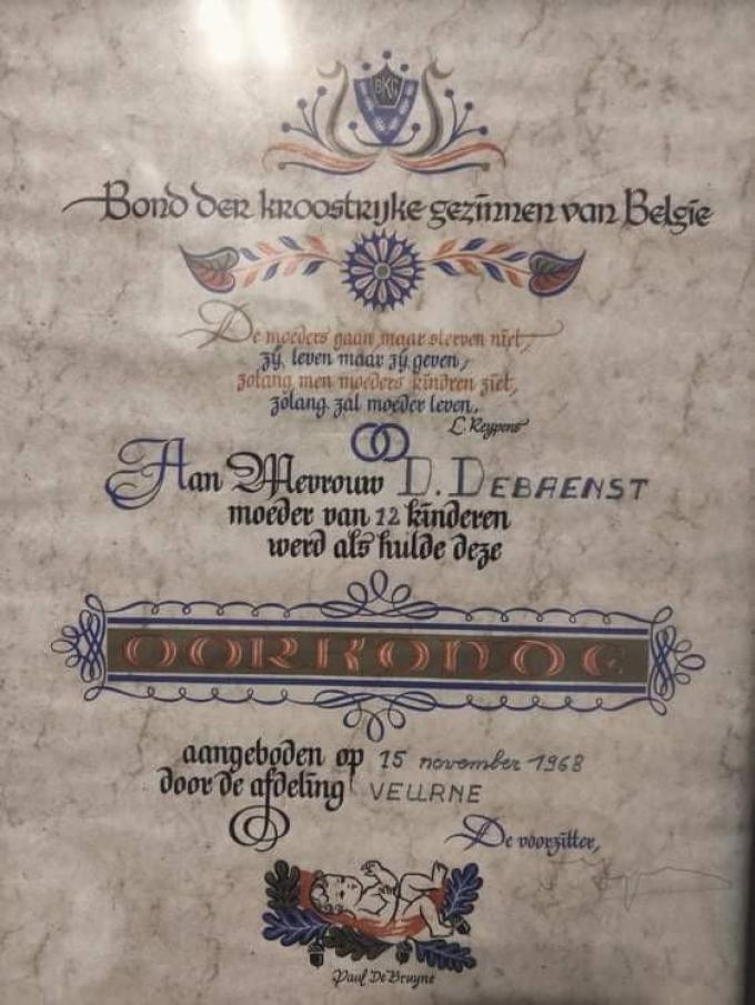 Een oorkonde uit 1968. Mevrouw Debaenst was op dat moment moeder van 12 kinderen.