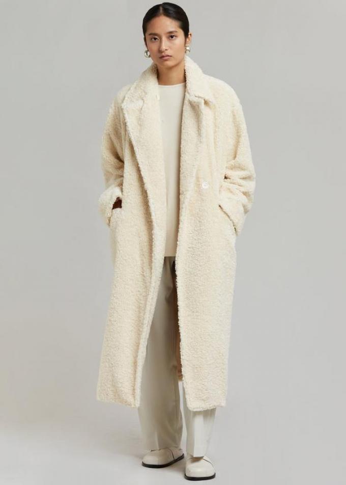 Curvy lange coat in witte teddy fur