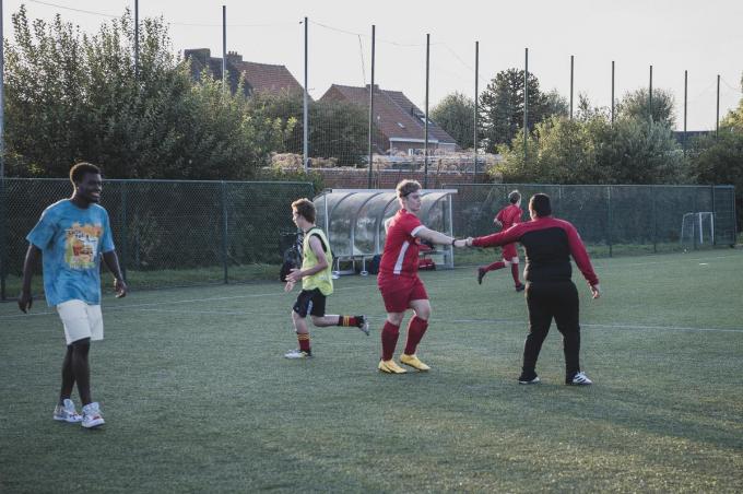 Een van de G–voetballers van KV Kortrijk viert na een doelpunt op training. Een lachende Jesaja Herrmann (links) geniet mee.