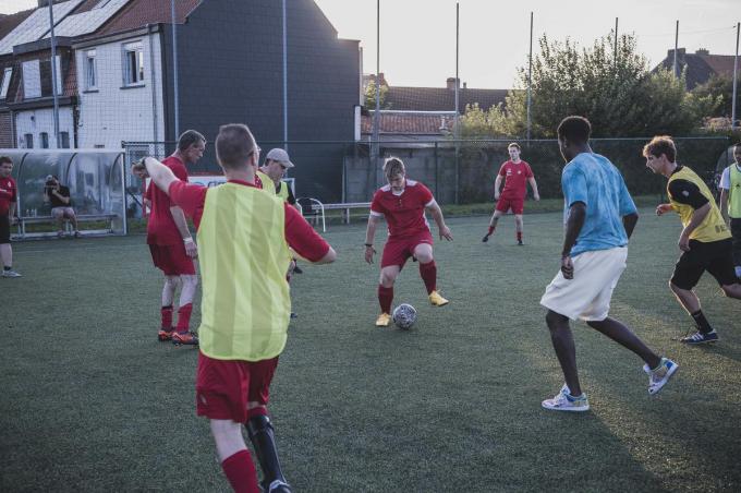 De G-voetballers van KVK kregen woensdag enkele spelers van de A-kern over de vloer.