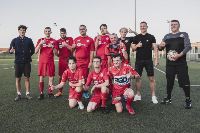 Een van de ploegen van het G-voetbal in Kortrijk, met Tsotne Bendianishvili en Ante Palaversa.