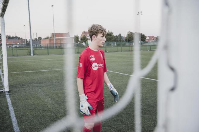 Doelman Rowan Vandersteene hoopt via KV Kortrijk zijn selectie voor de Deaf Devils, de nationale dovenploeg, af te dwingen.