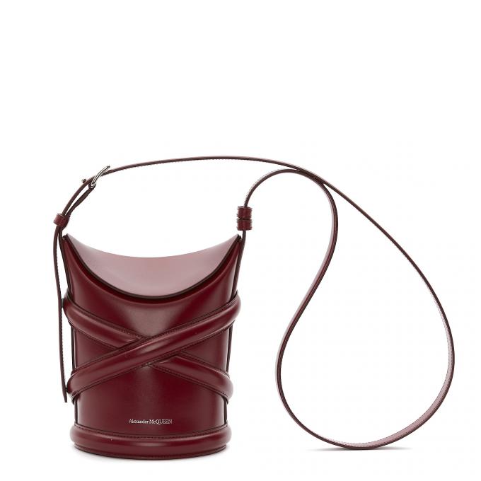 2. The Curve Bucket Bag van Alexander McQueen