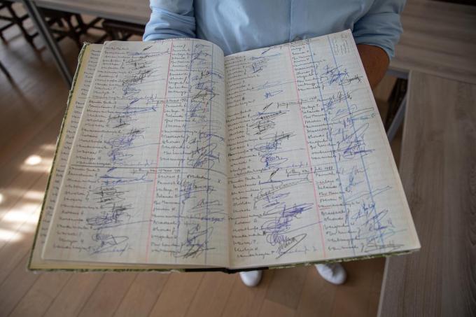 Hét boek waarin alle politici van de voorbije 37 jaar hun handtekening in plaatsten.