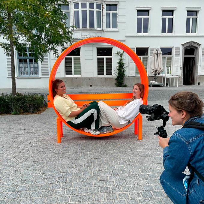 Redactrices Robine, Marie en Chloë (niet op de foto) en videografe Lissa zochten (en belangrijker: vonden!) de allerleukste adresjes in Kortrijk.