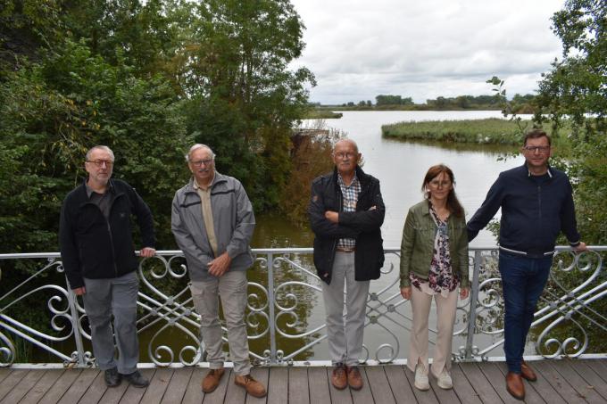 Op de foto zien we v.l.n.r. Lieven Stubbe, Rudy Claeys, Dirk Wybo, Katrien Vanhoudt en Peter Bossu van Natuurpunt De Bron.