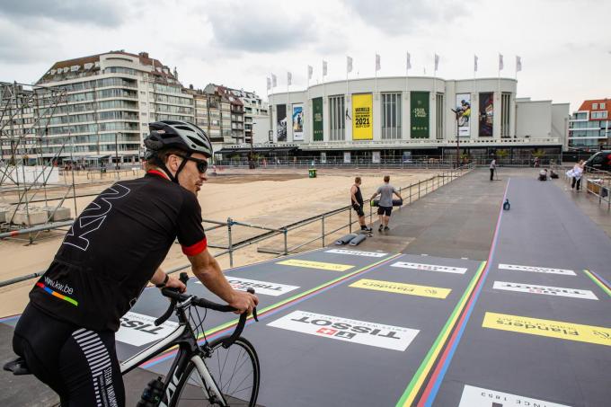 Na het startpodium rijden de renners over een strook antislipmatten.