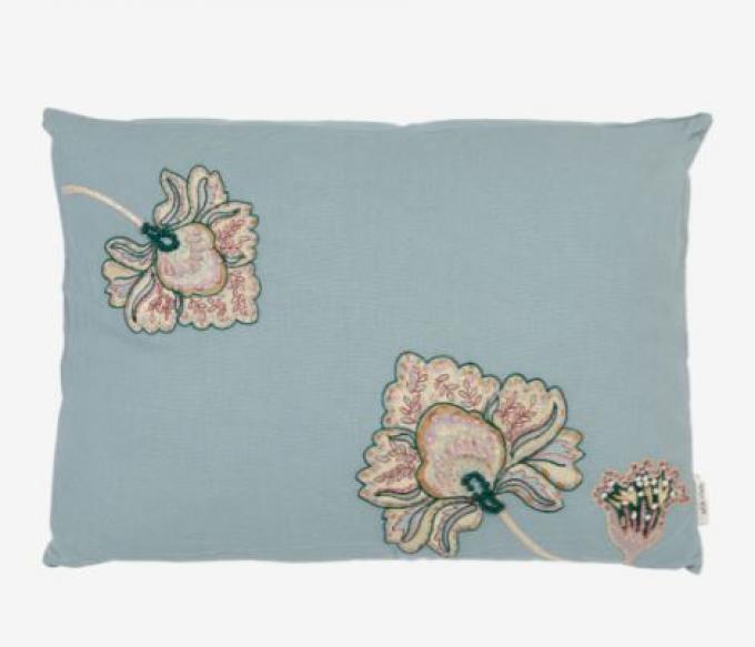 Blauw sierkussen met embroideries en bloemen