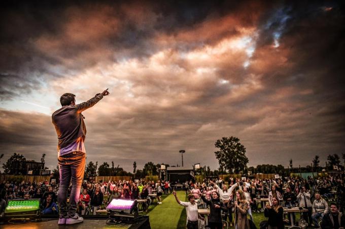 Afgelopen zomer legde Koen Bauters het optreden van Niels Destadsbader op Werchter Parklife vast. “Toen moest het publiek nog in bubbels rond tafels staan. Enkele weken later verdwenen die. Dat was even wennen, maar het voelde snel weer vertrouwd aan.”