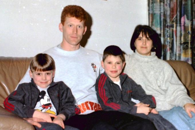 Rik Samaey in 1995 met vrouw en zonen, Pieter en Bart. Inzetfoto: Rik in dezelfde living, 26 jaar later.