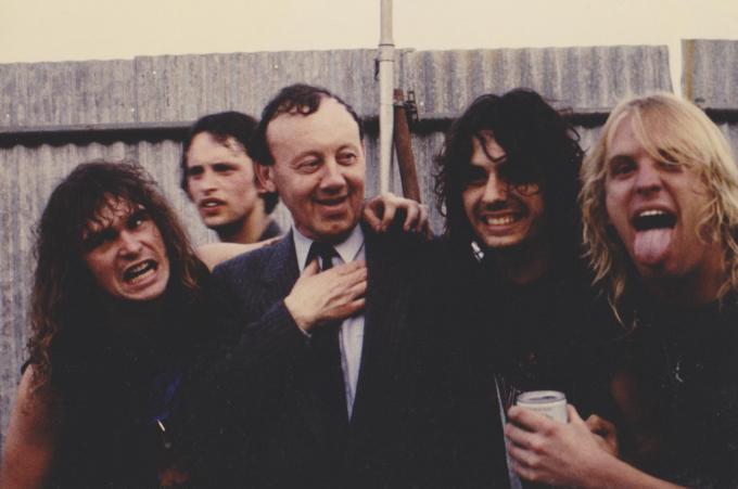 In het boek is er ook een hoofdstuk gewijd aan het legendarische Heavy Sound Festival in Poperinge, waar onder andere Metallica optrad. Op de foto zien we toenmalig burgemeester Marc Mahieu met de muzikanten van Slayer.