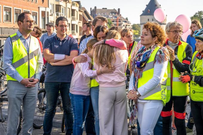 Vrienden en familie zoeken steun bij elkaar.