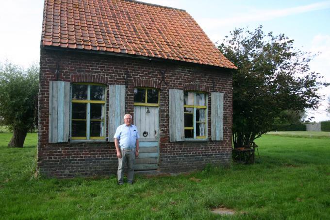 Camille bij het oude schippershuisje in de Steenstraat waar zijn overgrootvader zou hebben gewoond. Aanvankelijk was het huisje, dat bij veel passanten tot de verbeelding spreekt, een stuk groter maar het bouwvallig deel werd afgebroken.