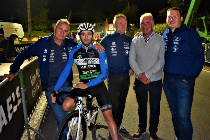 Vlnr. teammanager Luc Courtens, winnaar Kenny Constant, ploegleider Rik Roose, vader Kurt Touquet en verzorger Frederick Vandenheede.