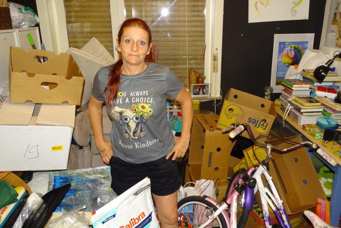 Het huis van Nathalie staat vol met goederen voor de getroffen bewoners.