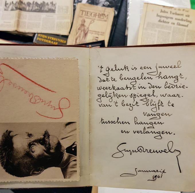 Een gedicht dat Stijn Streuvels schreef op 90-jarige leeftijd in het poëzieboekje van de moeder van Fairuz Ghammam. Martina Labaere was toen 12 jaar oud en kende Stijn Streuvels als vriend van haar opa Torie Mulders.