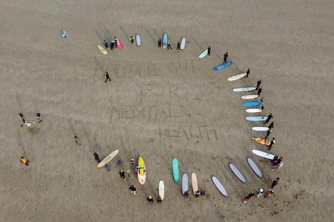 ‘Paddle out for mental health’, peddelen voor de mentale gezondheid. Die boodschap brachten de surfers van Monstergolf zondag ter gelegenheid van World Mental Health Day.