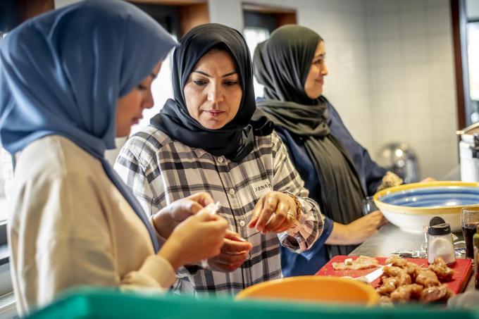 Samah en dochter Rahaf zijn een goed team in de keuken, moeder leert dochter de kneepjes van het vak.